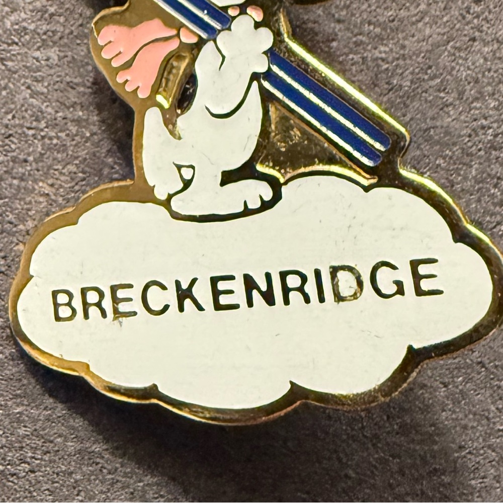 Vintage Snoopy Breckenridge Ski Resort Pin Peanuts Colorado Skiing Enamel Lapel - Picture 3 of 5